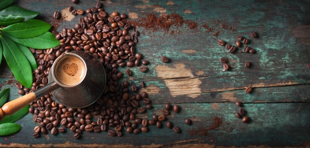 コーヒー豆とおいしいコーヒーの上から見た図