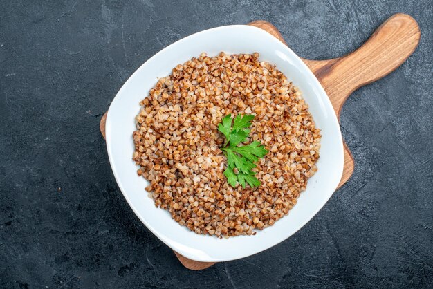 회색 공간에 접시 안에 상위 뷰 맛있는 요리 메밀