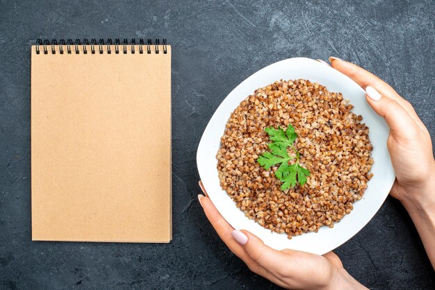 회색 공간에 메모장으로 접시 안에 상위 뷰 맛있는 요리 메밀