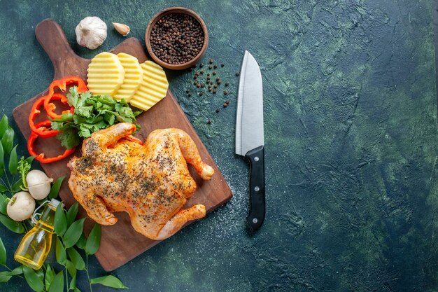 Вид сверху вкусной приготовленной курицы, приправленной картофелем, на темном фоне, блюдо цвета мяса, еда, барбекю, ужин, еда