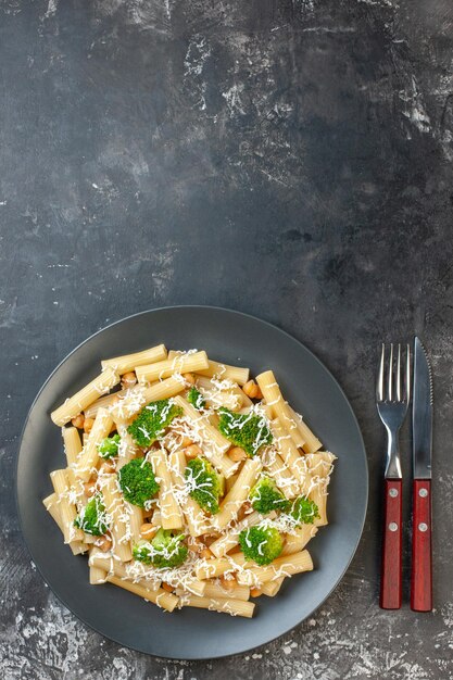 Вид сверху вкусная приготовленная паста с сыром и брокколи на светло-сером фоне фото цветное тесто блюдо еда еда зеленый италия