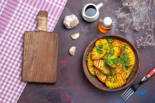 Vista dall'alto gustose patate cotte piatto delizioso con verdure sulla superficie scura cena cucina pasto piatto di patate