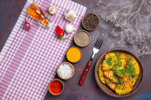 어두운 표면 저녁 식사 요리 식사 감자 요리에 채소와 조미료와 함께 상위 뷰 맛있는 요리 감자 맛있는 요리