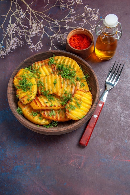 Foto gratuita vista dall'alto gustose patate cotte con verdure sulla superficie scura cena a base di patate piatto di cottura delle patatine fritte