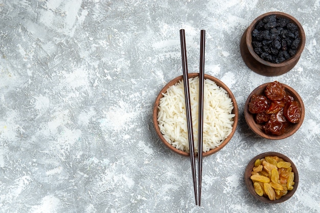 明るい白のレーズンと茶色のプレート内の上面図おいしいご飯