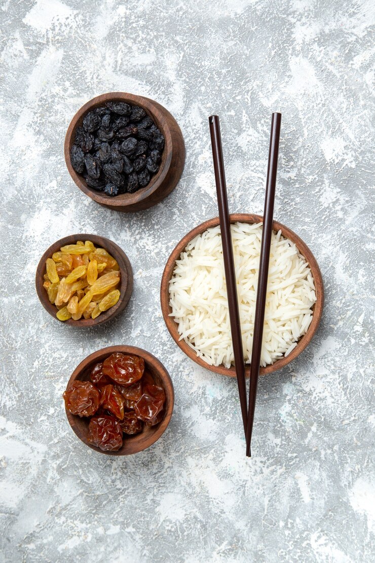 मुफ़्त फोटो top view tasty cooked rice inside brown plate with raisins on light-white