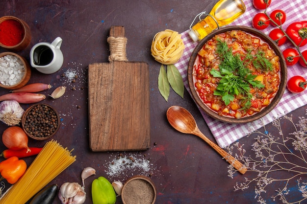 Вид сверху вкусные приготовленные овощные блюда в соусе с помидорами и приправами на темном фоне еда соус блюдо еда