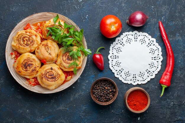 어두운 회색 책상 음식 식사 고기 야채에 양파 토마토와 같은 신선한 야채와 함께 접시 내부 고기와 함께 맛있는 반죽 식사를 상위 뷰