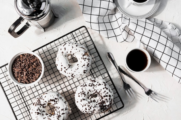 Free photo top view tasty doughnuts