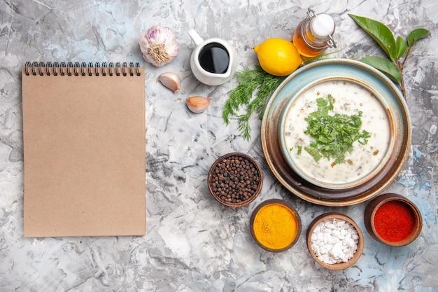 무료 사진 흰색 테이블 우유 수프에 채소와 상위 뷰 맛있는 dovga 요구르트 수프
