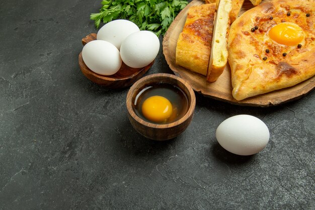회색 배경 빵 롤빵 반죽 음식 아침 식사에 채소와 구운 상위 뷰 맛있는 계란 빵