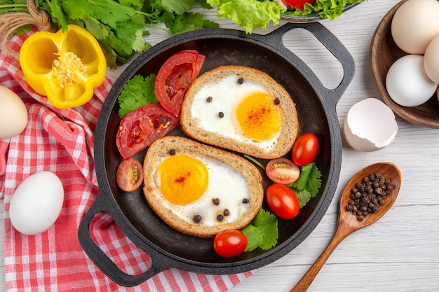흰색 배경에 채소와 샐러드를 곁들인 맛있는 계란 토스트 아침 점심 식사 컬러 음식 사진 아침 샐러드