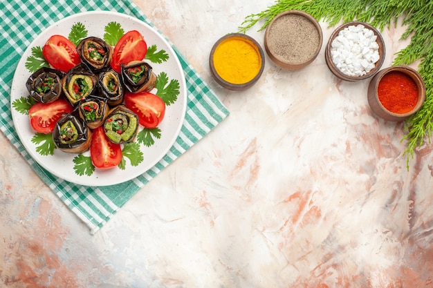 Recept bystryjj recept sredizemnomorskikh tomatov zapechennykh s syrom