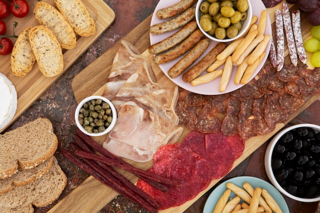 Foto gratuita assortimento di cibo gustoso vista dall'alto