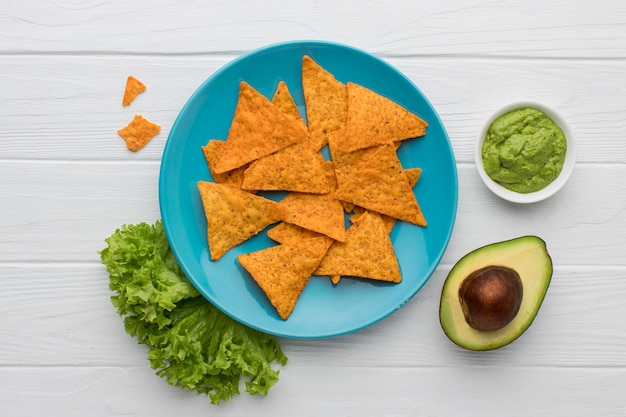 Foto gratuita vista dall'alto gustoso guacamole con nachos pronti per essere serviti