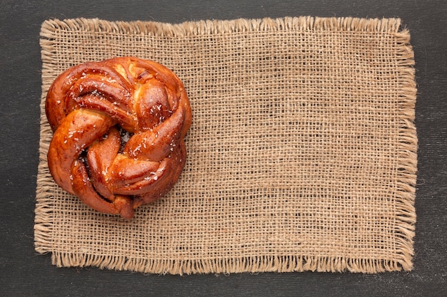 Foto gratuita vista dall'alto di gustosi bagel fatti in casa