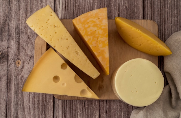 Foto gratuita vista dall'alto gustoso formaggio fatto in casa sul tavolo