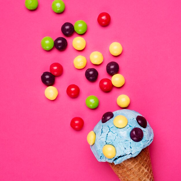 Вид сверху вкусное мороженое с конфетами