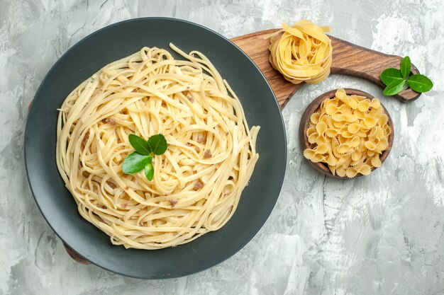 明るい背景の上のビューおいしいイタリアンパスタ