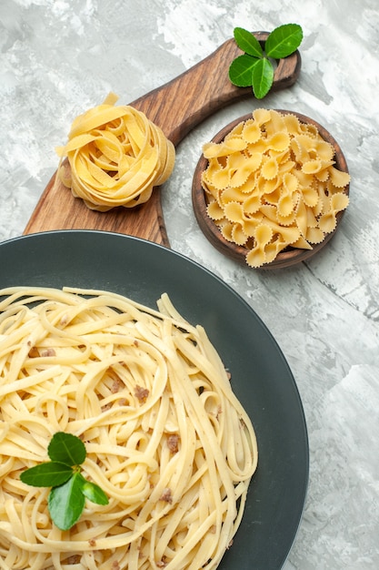 明るい背景の上のビューおいしいイタリアンパスタ