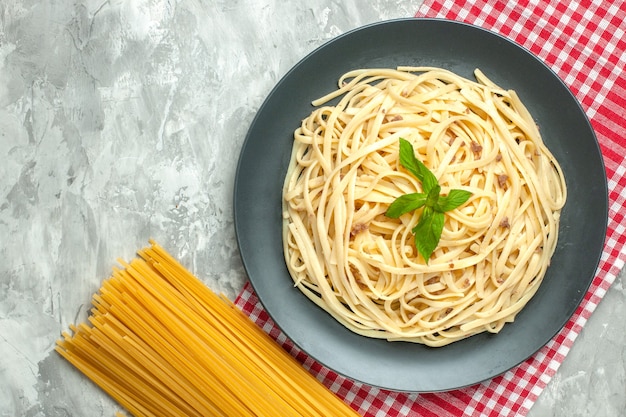 Бесплатное фото Вид сверху вкусной итальянской пасты на белом фоне