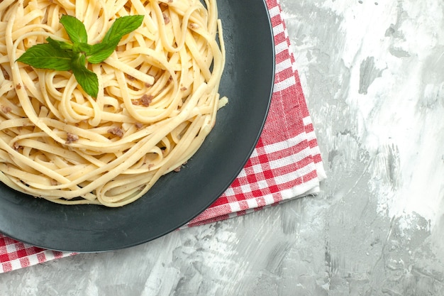 Вид сверху вкусной итальянской пасты на белом фоне