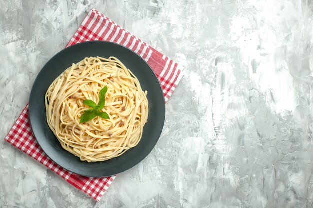 白い背景の上のビューおいしいイタリアンパスタ