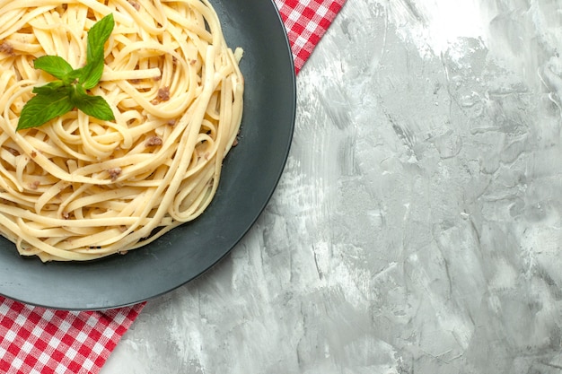 Foto gratuita vista dall'alto gustosa pasta italiana su sfondo bianco