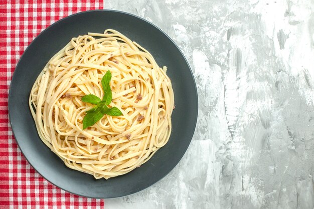 Вид сверху вкусной итальянской пасты на белом фоне