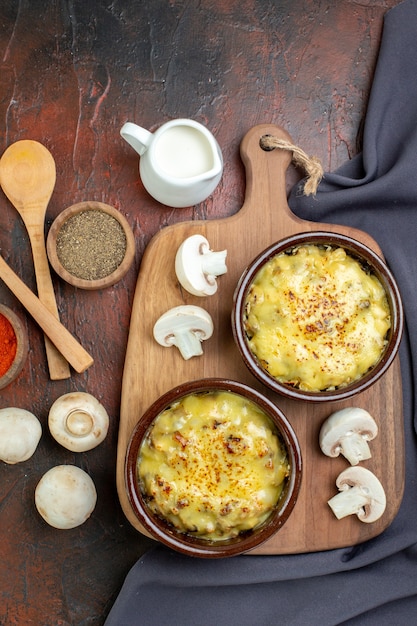 도마 위에 있는 그릇에 있는 맛있는 줄리엔은 작은 그릇에 있는 나무 숟가락 향신료를 갈색에