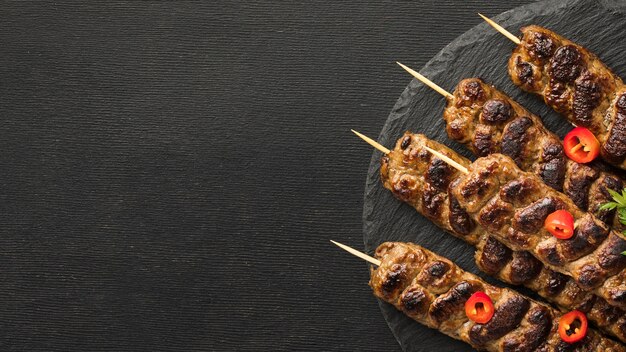 Vista dall'alto di gustosi kebab sulla piastra con copia spazio