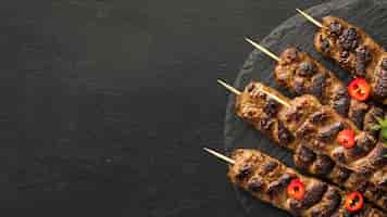 Foto gratuita vista dall'alto di gustosi kebab sulla piastra con copia spazio