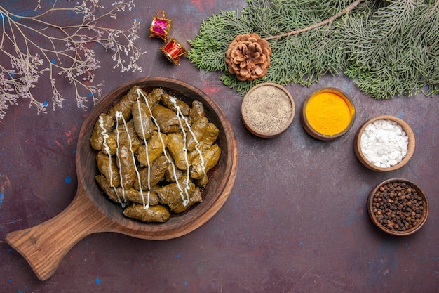 Foto gratuita vista dall'alto gustoso piatto di carne dolma foglia con condimenti al buio