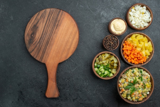 Vista dall'alto gustosa insalata di maionese con verdure fresche a fette sul nero