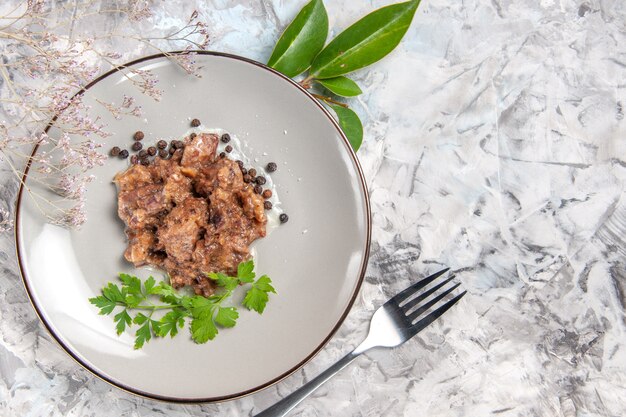 上面図白いテーブルの上のソースとおいしい肉料理食事ディナー肉料理