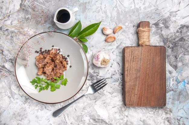 Вид сверху вкусное мясное блюдо с соусом на белом столовом мясном блюде