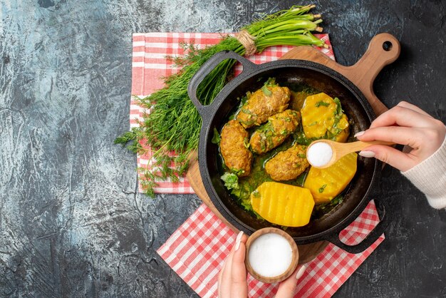 灰色の背景色のサラダ料理キッチンディナーに茹でたジャガイモと緑のトップビューおいしい肉のリッソール