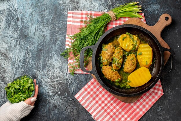 Вид сверху вкусная мясная котлета с вареным картофелем и зеленью на сером фоне цветной салат приготовление пищи кухня ужин