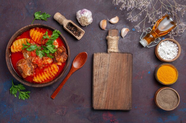 Вид сверху вкусный мясной соус с разными приправами на черном