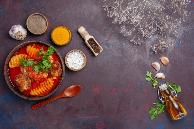 Вид сверху вкусный мясной соус с приправами на черном