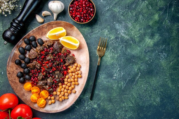 상위 뷰 맛있는 고기 조각 튀긴 과일과 토마토, 색상 요리 식사. 고기 요리 음식