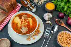 Бесплатное фото Вид сверху вкусный мясной суп состоит из мяса картофеля и бобов на темном фоне