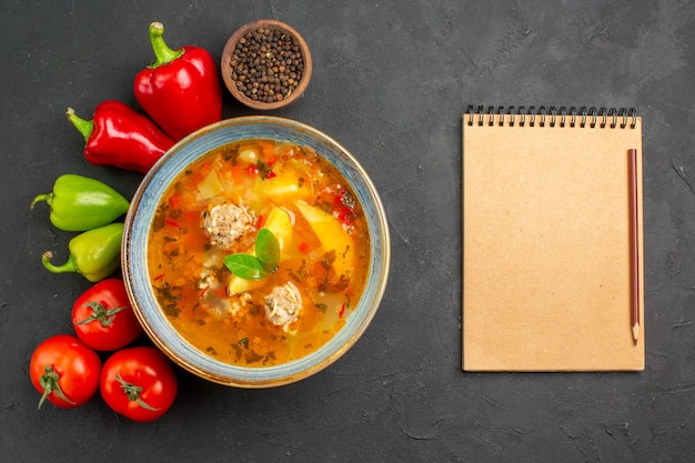 Vista dall'alto gustosa zuppa di carne con verdure fresche sul tavolo scuro foto piatto colore alimentare