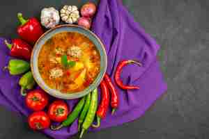 Бесплатное фото Вид сверху вкусный мясной суп со свежими овощами на темном столе фото пищевой краситель
