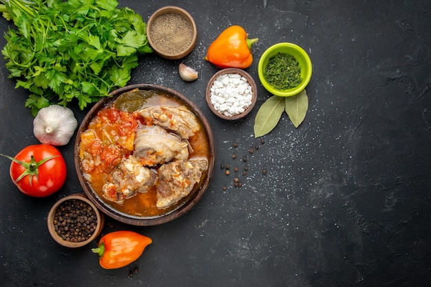 Вид сверху вкусный мясной суп с зеленью на темном мясном цвете фото серый соус еда горячая еда обеденное блюдо