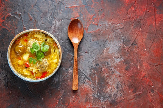 Vista dall'alto gustosa zuppa di carne con patate e riso all'interno di un piccolo piatto su superficie scura pane pasto cena piatto cucina ristorante cibo spazio libero