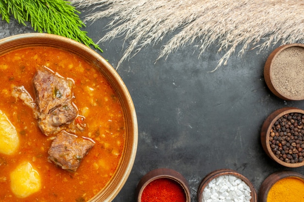 Foto gratuita vista dall'alto gustosa zuppa di carne con condimenti e verdure?