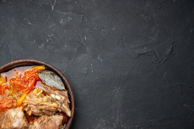 トップビューダークソースの食事皿に野菜を添えたおいしい肉汁温かい料理の肉のカラー写真ディナー