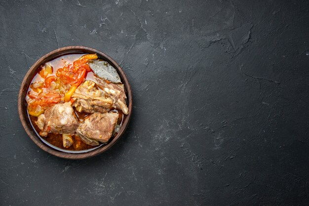 Вид сверху вкусный мясной суп с овощами на темном соусе блюдо горячее мясо картофель цветной фото ужин