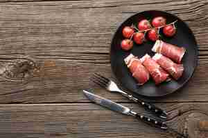 Foto gratuita carne saporita di vista superiore con i pomodori su un piatto